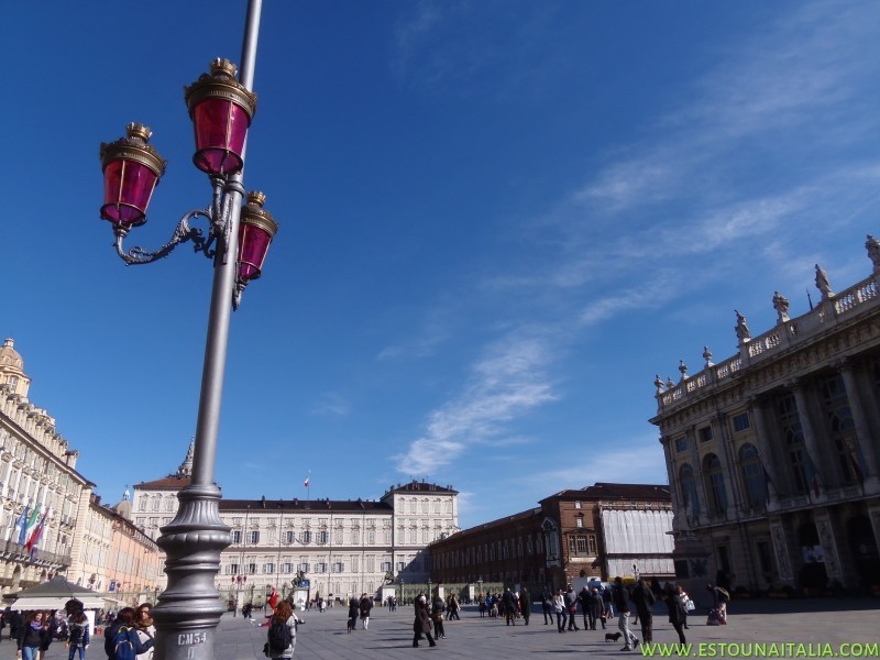 Piazza Castello contornada pelo Palacio Real ao fundo e o Palacio Madama a direita, foto de Marcia Bezerra